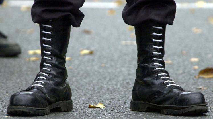 Im Kampf gegen den Rechtsextremismus - hier symbolische durch Springerstiefel dargestellt - fühlt sich eine Initiative gegen Rechts zu Unrecht als linksextremistisch betitelt.