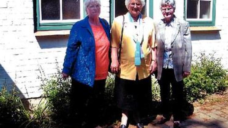 Die drei Gründungsmitglieder des Seniorenkreises: Vorsitzende Ingrid Lorenzen, Gerda Redwans und Bärbel Schwarzwald (von rechts). Foto: privat