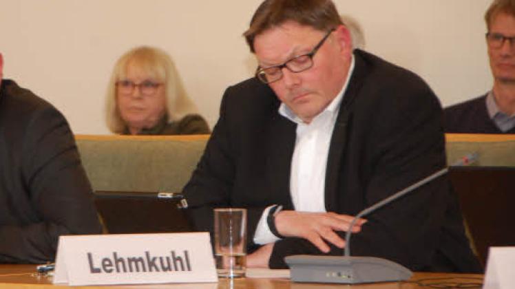 Helge Lehmkuhl (49) ist seit 2010 Mitglied der CDU und seit 2013 Vorsitzender des Stadtverbandes. Der gebürtige Schleswiger ist zudem stellvertretender Vorsitzender der CDU-Ratsfraktion und Mitglied im Landesvorstand der Mittelstands- und Wirtschaftsunion (MIT).