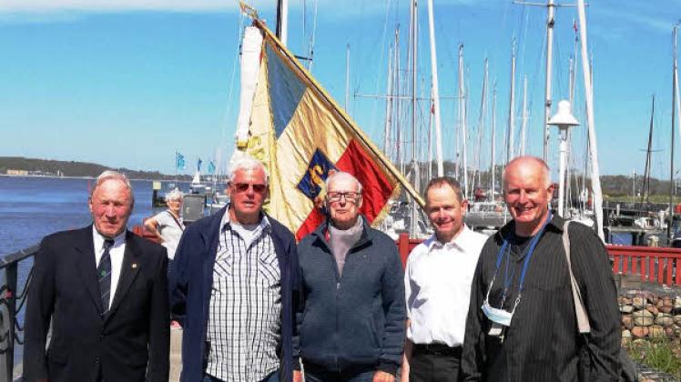 Heinz Macheil (von links), Jochen Burmann, Fritz Behrens, Thomas Dannenberg und Rüdiger Wehrend nahmen in Niendorf bei der Seebestattung Abschied von Frank Hasse.