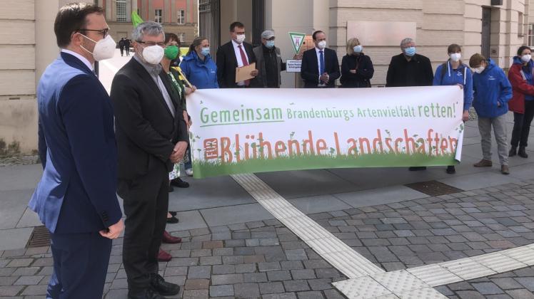 CDU-Fraktionschef Jan Redmann (l.) und Umweltminister Axel Vogel (Grüne, 2.v.l.), stellten sich am Donnerstag den demonstrierenden Umweltschützern.