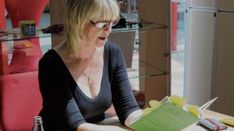 Während einer Lesung präsentierte Sabine Maria Schoeneich das im Ellerbeker Verlag "Edition hoch 3" erschienene Buch "Das Häuschen Irgendwo". Heiderhoff 