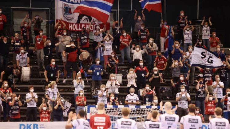 Die SG-Handballer bedanken sich bei den 125 Fans auf der Nordtribüne für die lautstarke Unterstützung.