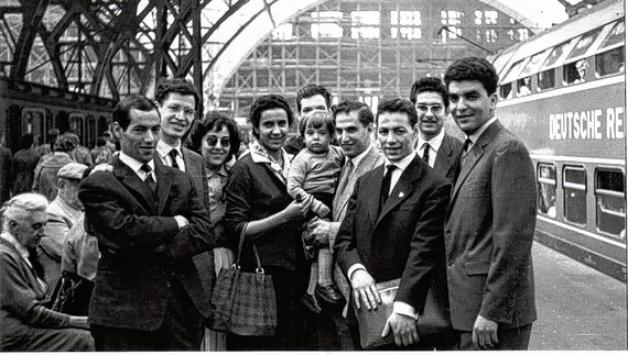 Auf dem Weg zu einem algerischen Studentenkongress in Tunis traf sich Abdelkerim Touati (r.) in den 60er Jahren mit anderen algerischen Studenten am Bahnhof in Leipzig.