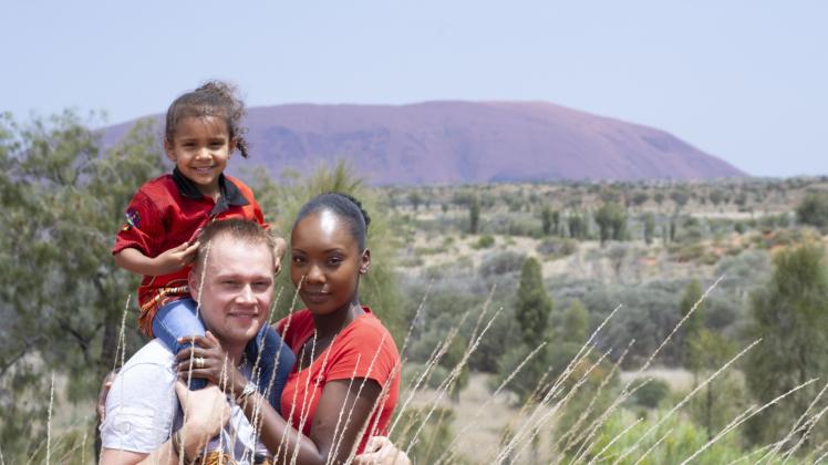 Christian Meinhardt, seine Frau Laurelle und Tochter Seysha vor dem Uluru, dem heiligen Berg der Aborigines. 