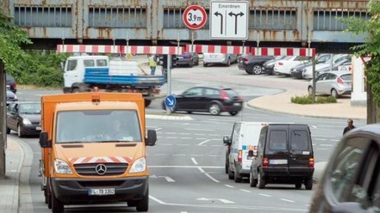 Kein Platz für Fußgänger und Radfahrer: Die Politik fordert eine sofortige Lösung zur Entschärfung des Gefahrenpunktes in der Heinrichstraße. Foto: Dewanger