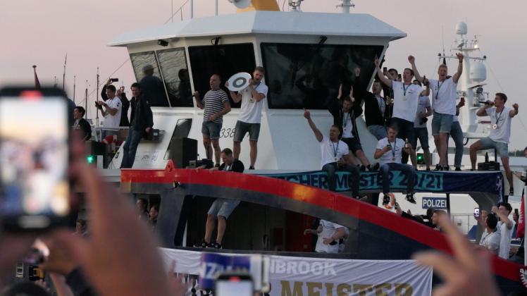 Der THW Kiel hatte extra ein Schiff gechartert – die Mannschaft feierte am Abend noch mit den Fans an der Kiellinie.