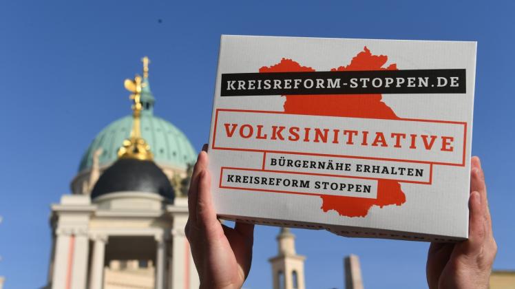 Auch die Volksinitiative gegen die Kreisreform mit mehr als 130 000 Unterschriften führte nicht zu einem Volksentscheid, war aber dennoch ein Erfolg, die Brandenburger Landesregierung lehnte das Vorhaben zuvor ab. 