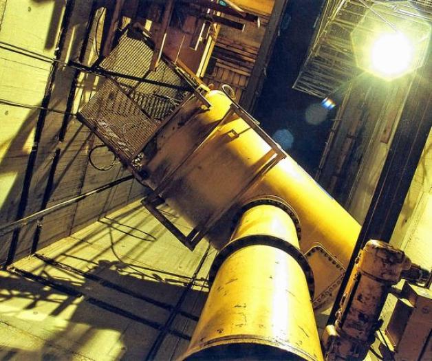Im Inneren der Arbeitskammer von Pfeiler 40, vier Tage nach Beendigung des Druckluft-Absenkbetriebes: Der Pfeiler ist in 20 Meter Tiefe abgesetzt; darüber sind es immer noch rund neun Meter bis zum Schleigrund. Links im Bild ist eine Wasserkanone zu sehen, mit der das Wasser-Boden-Gemisch gelöst wurde. Diese Arbeitskammer ist nun mit Beton verfüllt und bildet den untersten Teil des Klappenpfeilers auf Ellenberger Seite. Foto: Hochtief Im Inneren der Arbeitskammer von Pfeiler 40, vier Tage nach Beendigung des Druckluft-Absenkbetriebes: Der Pfeiler ist in 20 Meter Tiefe abgesetzt; darüber sind es immer noch rund neun Meter bis zum Schleigrund. Links im Bild ist eine Wasserkanone zu sehen, mit der das Wasser-Boden-Gemisch gelöst wurde. Diese Arbeitskammer ist nun mit Beton verfüllt und bildet den untersten Teil des Klappenpfeilers auf Ellenberger Seite. Foto: Hochtief