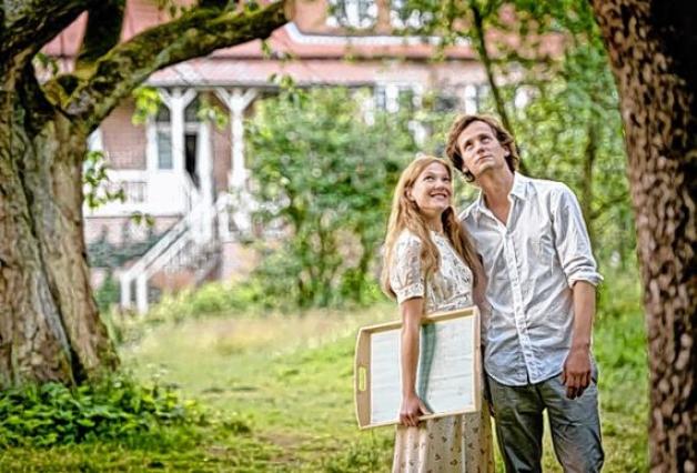 "Der Geschmack von Apfelkernen" wurde auch in Rieseby gedreht. Diese Szene zeigt Florian Stetter als Max und Hannah Herzsprung als Iris. Foto: Gordon a. Timpen