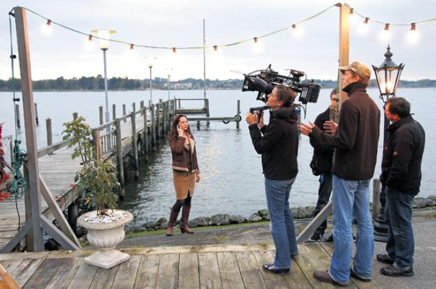 Am Steg von Fahrdorf: Kommissarin Jana Winter (Natalia Wörner) ermittelt regelmäßig für das ZDF. Foto: Kahl Am Steg von Fahrdorf: Kommissarin Jana Winter (Natalia Wörner) ermittelt regelmäßig für das ZDF. Foto: Kahl