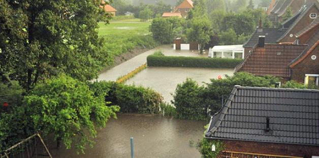 Das Regenwasser konnte in Brunsbüttel nicht mehr in die Kanalisation ablaufen und überschwemmte Straßen und Wege. Foto: Jens Rusch