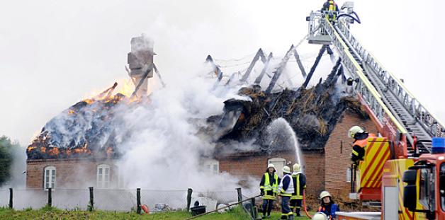 Ein Wohnhaus in Nordfriesland brannte nach einem Blitzeinschlag ab. Foto: Wrege