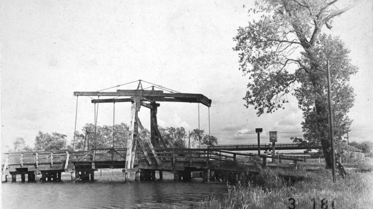 Die alte Portalzugbrücke über die Recknitz zwischen Ribnitz und Damgarten wurde 1936 durch eine Hubbrücke ersetzt. 