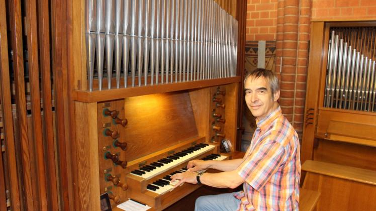 Friedrich Drese spielt im Museum auf einer Sauer-Orgel von 1957. „Auch die Instrumente aus dem 20. Jahrhundert verdienen Beachtung und brauchen Schutz“, sagt er. 