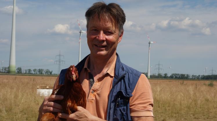 Gernot Engelmann setzt auf seinem Hof in Wustermark auf glückliche Hühner. 