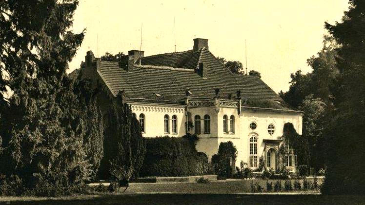 Die Ansichtskarte zeigt den Saalanbau des Herrenhauses zu Trollenhagen um 1935.