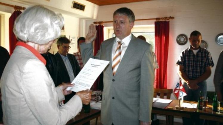 Von seiner zweiten Stellvertreterin Barbara Podbielski wurde Jochen Usinger als Bürgermeister vereidigt. Foto: crs