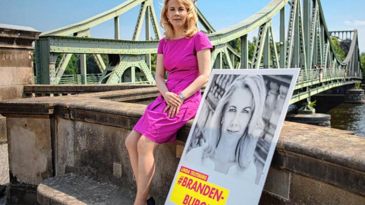 Linda Teuteberg, Spitzenkandidatin der FDP in Brandenburg, spricht auf der Potsdamer Seite der Glienicker Brücke über ihre Wahlkampagne zur Bundestagswahl.