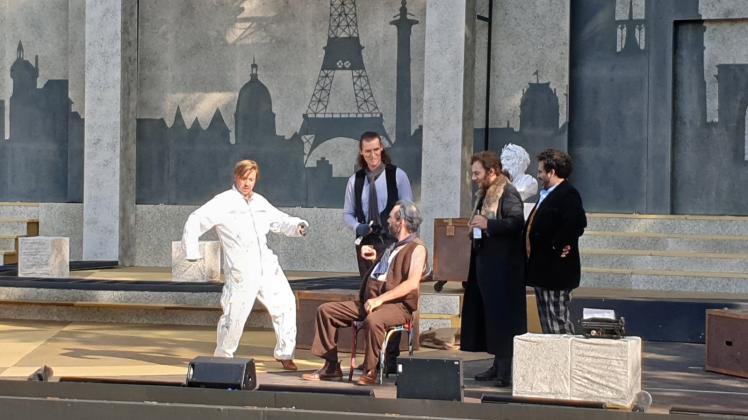 Eine Probe – und gestern ohne angekündigtes Gewitter: Am Freitag feiern die Künstler bei den Eutiner Festspielen mit der Puccini-Oper „La Bohème“ Premiere. 