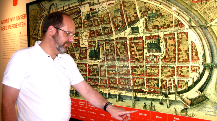 Museumsdirektor Dr. Steffen Stuth demonstriert den interaktiven Stadtplan zum Jahr 1600. 