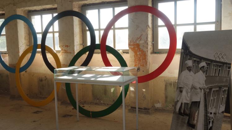Die Olympischen Ringe und eine kleine Ausstellung befinden sich im Obergeschoss der Schwimmhalle. 