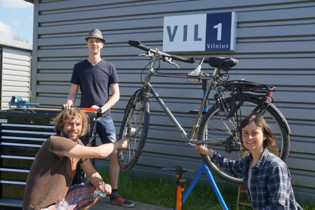 Das Team der Fahrrad-Selbsthilfe-Werkstatt BikeLab Campus Flensburg kommt zum Flensburger Fahrradsommer und unterstützt Flensburgerinnen und Flensburger dabei, ihren Drahtesel wieder fit zu machen.