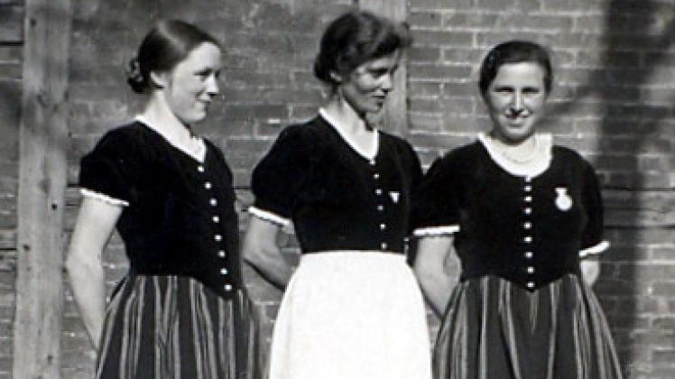 Drei junge Mädchen aus Bockup im Sonntagsstaat, das Bild entstand 1935. 