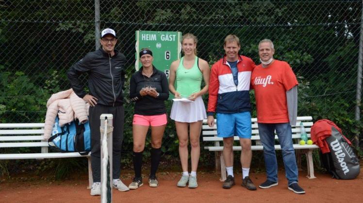 Die Damenfinalistinnen  Katja Petersen und Berit Michaelis mit der Turnierleitung Mike Scheliga, Göran Rust und Ulf Seeck (von links).