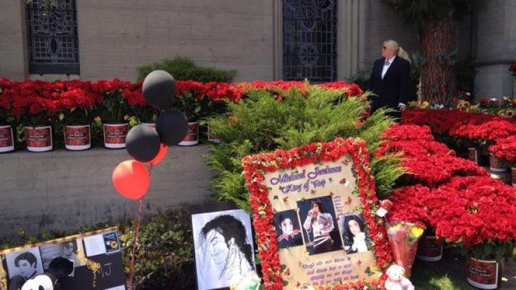 Am Grab von Michael Jackson: Der King of Pop ist unvergessen. Foto: dpa
