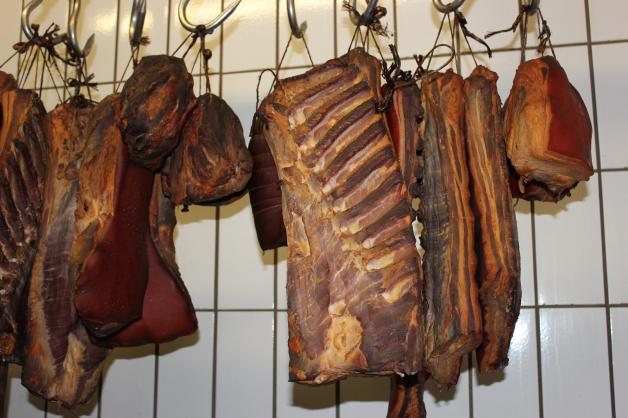 Weniger ist mehr: Die Fleischereien sind mit eigenen Kühlräumen ausgestattet, in denen das Fleisch unverpackt abhängen und reifen kann.
