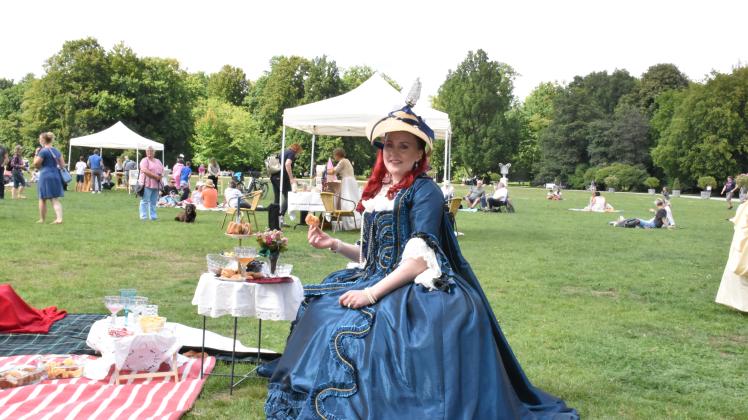 Barock-Picknick in Ludwigslust Sie reist gern in die Vergangenheit: Stephanie Schütte aus Hamburg ist seit Jahren Fan vom Ludwigsluster Barockfest.