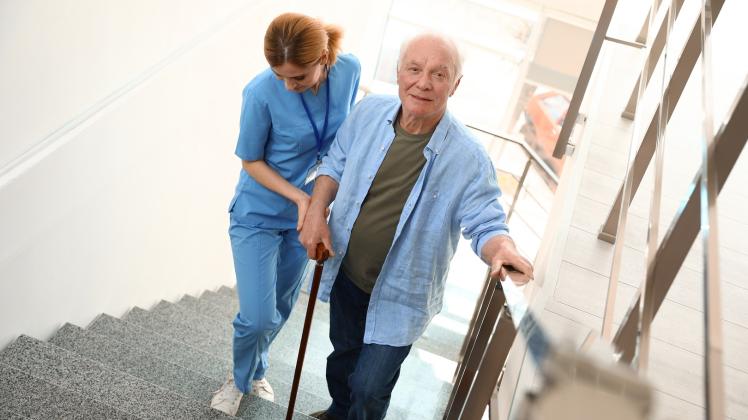 Die App Lindera unterstützt Pflegekräfte in der Einschätzung, ob Senioren sturzgefährdet sind.