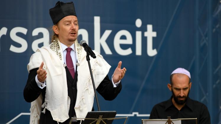 Kantor Isodoro Abramowicz singt während der Eröffnung des „Europäischen Zentrums für Jüdische Gelehrsamkeit“ an der Universität Potsdam. 