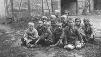 Jungen in der Dorfschule im Domanialdorf Panzow, ca. 1926  