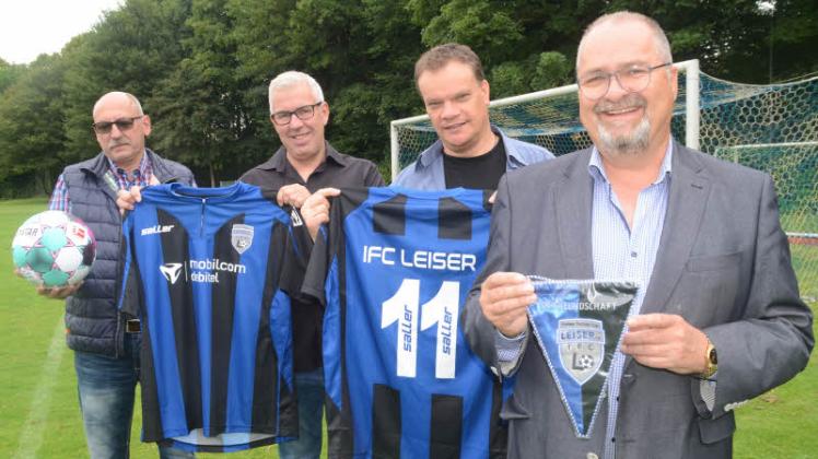 Der Vorstand des neuen „IFC Leiser“ (v.l.): Thomas Michalski (Schatzmeister), Markus Spiegl (Sponsor), Lars Appel (Comedian Leo Leiser/Vereinsvorsitzender und -gründer) und Holger Stamm (2. Vorsitzender).