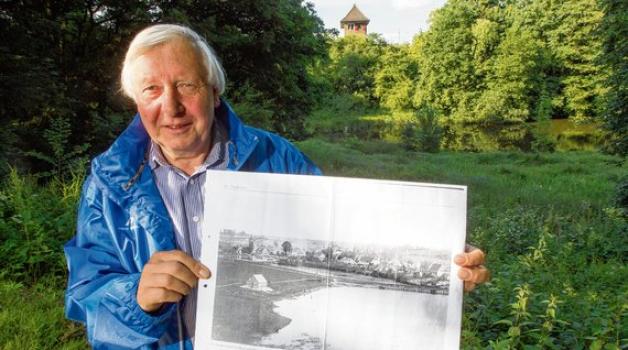 Hans-Friedrich Kroll weiß fast alles über den Mühlenteich, hier am Kockeschünegang sieht man im Hintergrund den Turm des Stellwerks. Foto: Marcus dewanger Hans-Friedrich Kroll weiß fast alles über den Mühlenteich, hier am Kockeschünegang sieht man im Hintergrund den Turm des Stellwerks. Foto: Marcus dewanger