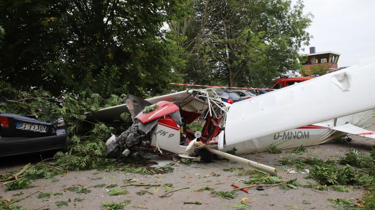 Das Leichtflugzeug stürzte im Landeanflug auf dem Flugplatz Uetersen-Heist ab.