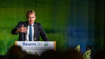 Ihm ist der persönliche Einsatz der Bäuerinnen und Bauern durchaus bewusst: Ministerpräsident Daniel Günther.  Fotos: Sönke Ehlers 