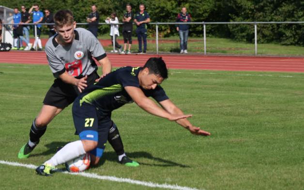 Foul mit Folgen. Mika Hartmann bringt Dogan Karakurt zu Fall. Karakurt lässt sich danach zu einer Tätlichkeit hinreißen und sieht die Rote Karte. Foul mit Folgen. Mika Hartmann bringt Dogan Karakurt zu Fall. Karakurt lässt sich danach zu einer Tätlichkeit hinreißen und sieht die Rote Karte.
