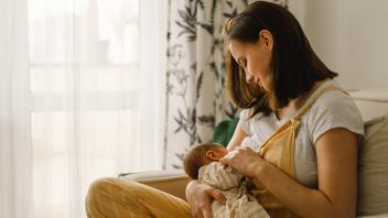 Das Stillen fördert die emotionale Bindung zwischen Mutter und Kind, aber es hat auch zahlreiche andere Vorteile für die Gesundheit des Babys.