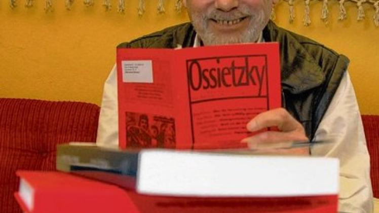 Wolfgang Beutin vor den Büchern, die im vergangenen und in diesem Jahr erschienen sind.  Foto: Blase