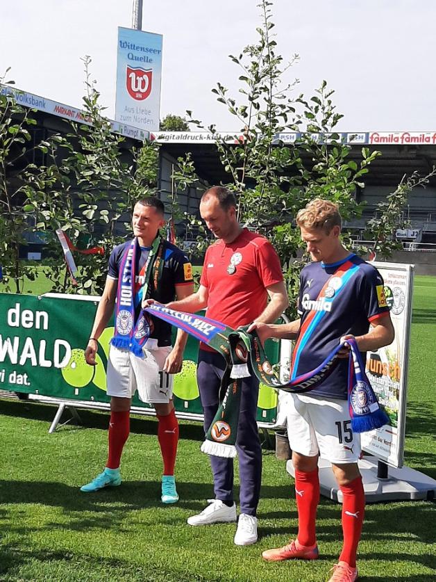 Erhielten den offiziellen Meisterschafts-Schal für genutzte Torchancen: (v.l.) Fabian Reese, Ole Werner und Johannes van den Bergh