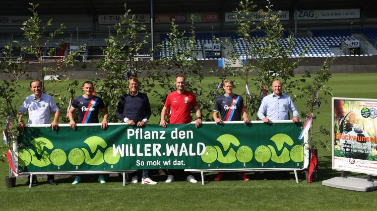 (V.l.) Axel Niesing, Fabian Reese, Steffen Schneekloth, Ole Werner, Johannes van den Bergh und Georg Willer im Holstein Stadion