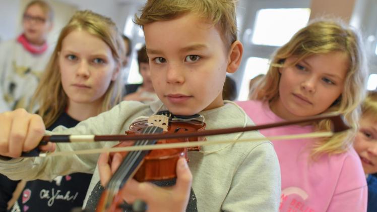 Wie klingt die Geige? Leon Häckel, Schüler der Grundschule von Golzow (Potsdam-Mittelmark), probiert es aus. 