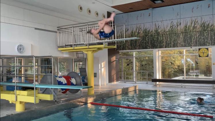 Kara Peglow demonstriert mit diesem Sprung, dass es beim Wasserspringen hoch hinaus geht.
