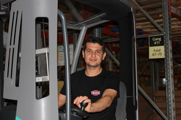 Masoud Ghafoori bei der Arbeit auf einem Gabelstapler. Masoud Ghafoori bei der Arbeit auf einem Gabelstapler.