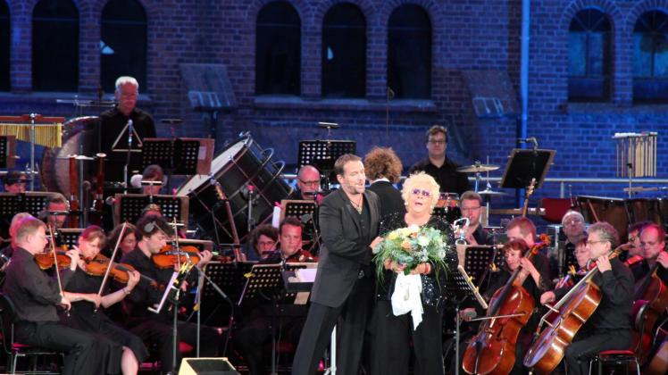 Star-Aufgebot bei den Elblandfestspielen in Wittenberge: Tenor Björn Casapietra im Duett mit seiner Mutter Celestina (Archivbild).