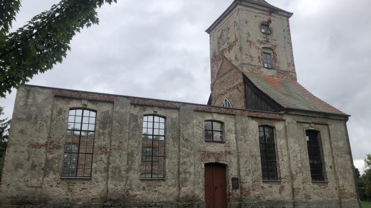 Die Kirchenruine in Bartschendorf ist verkauft – zum Ärger mancher Dorfbewohner. Fotos: Benjamin Lassiwe (2) Die Kirchenruine in Bartschendorf ist verkauft – zum Ärger mancher Dorfbewohner. Fotos: Benjamin Lassiwe (2)