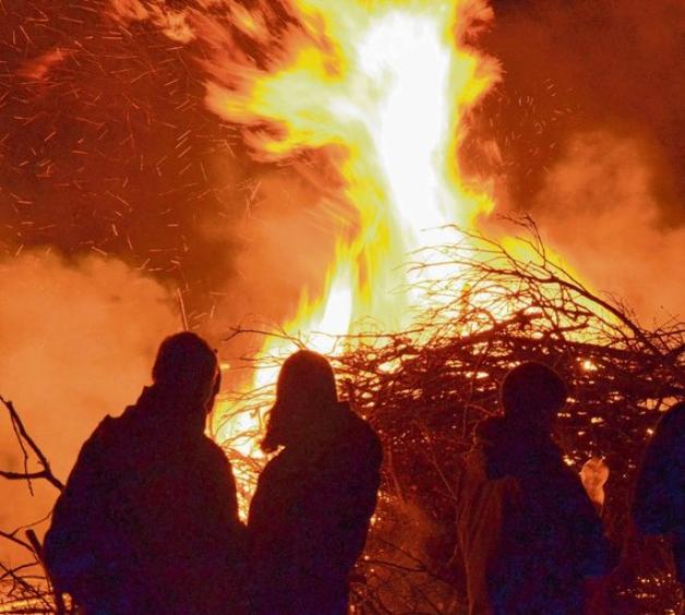 Beliebtes Ziel für bis zu 7000 Besucher an Gründonnerstag: Das Osterfeuer in Looft soll es nicht mehr geben. Foto: Hinz(2) Beliebtes Ziel für bis zu 7000 Besucher an Gründonnerstag: Das Osterfeuer in Looft soll es nicht mehr geben. Foto: Hinz(2)